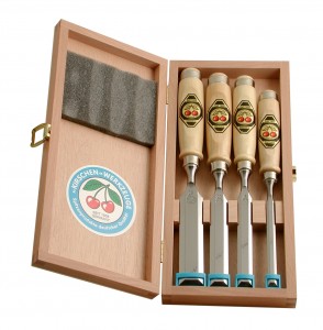 SET OF FOUR CHISELS IN WOODEN BOX